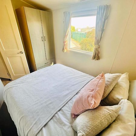 Great 8 Berth Caravan For Hire At Seawick Holiday Park In Essex Ref 27227Sw Клактон-он-Си Экстерьер фото