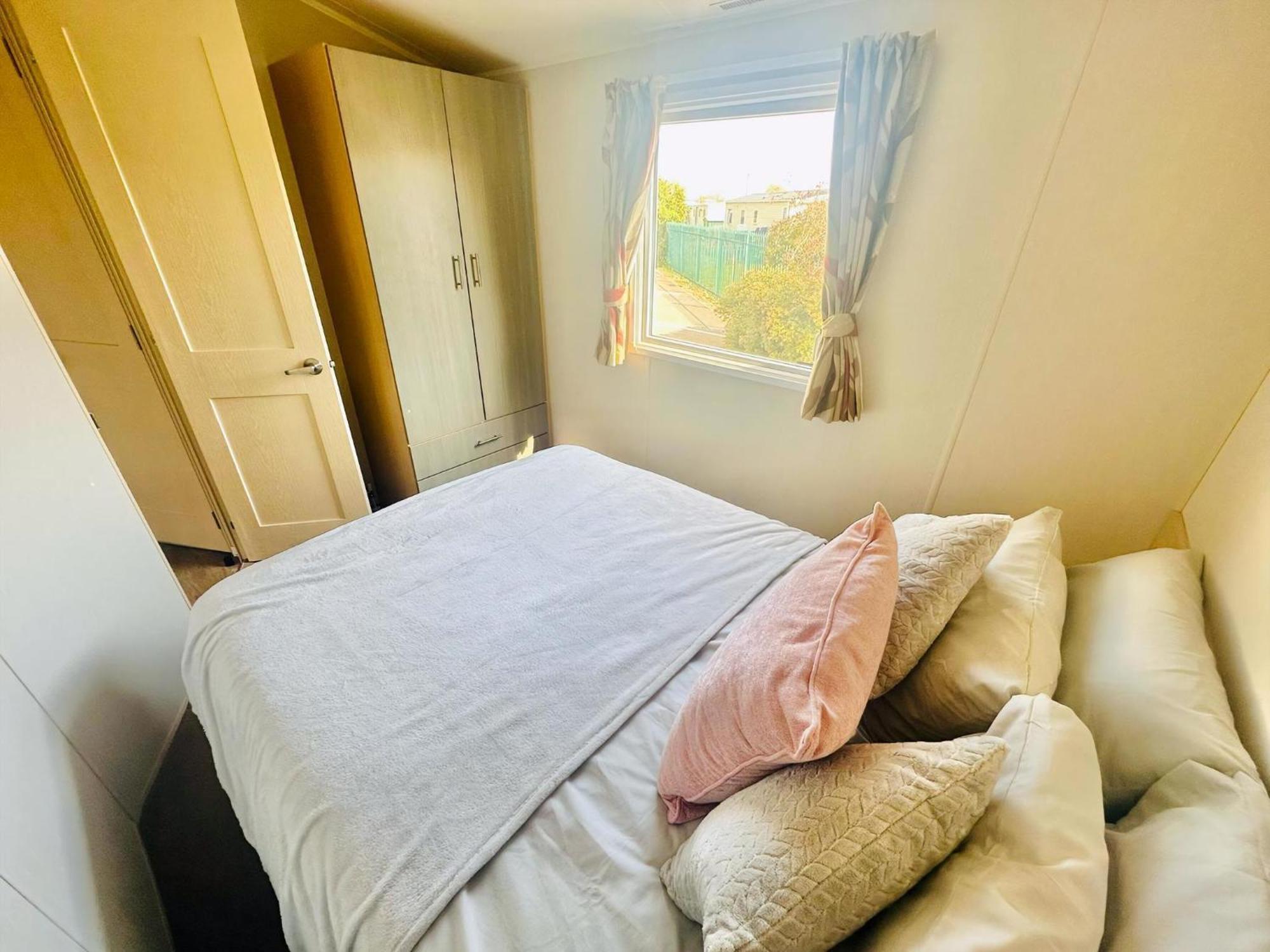 Great 8 Berth Caravan For Hire At Seawick Holiday Park In Essex Ref 27227Sw Клактон-он-Си Экстерьер фото