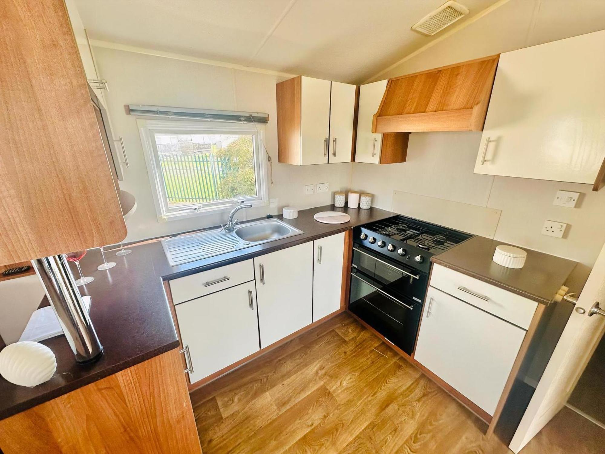 Great 8 Berth Caravan For Hire At Seawick Holiday Park In Essex Ref 27227Sw Клактон-он-Си Экстерьер фото