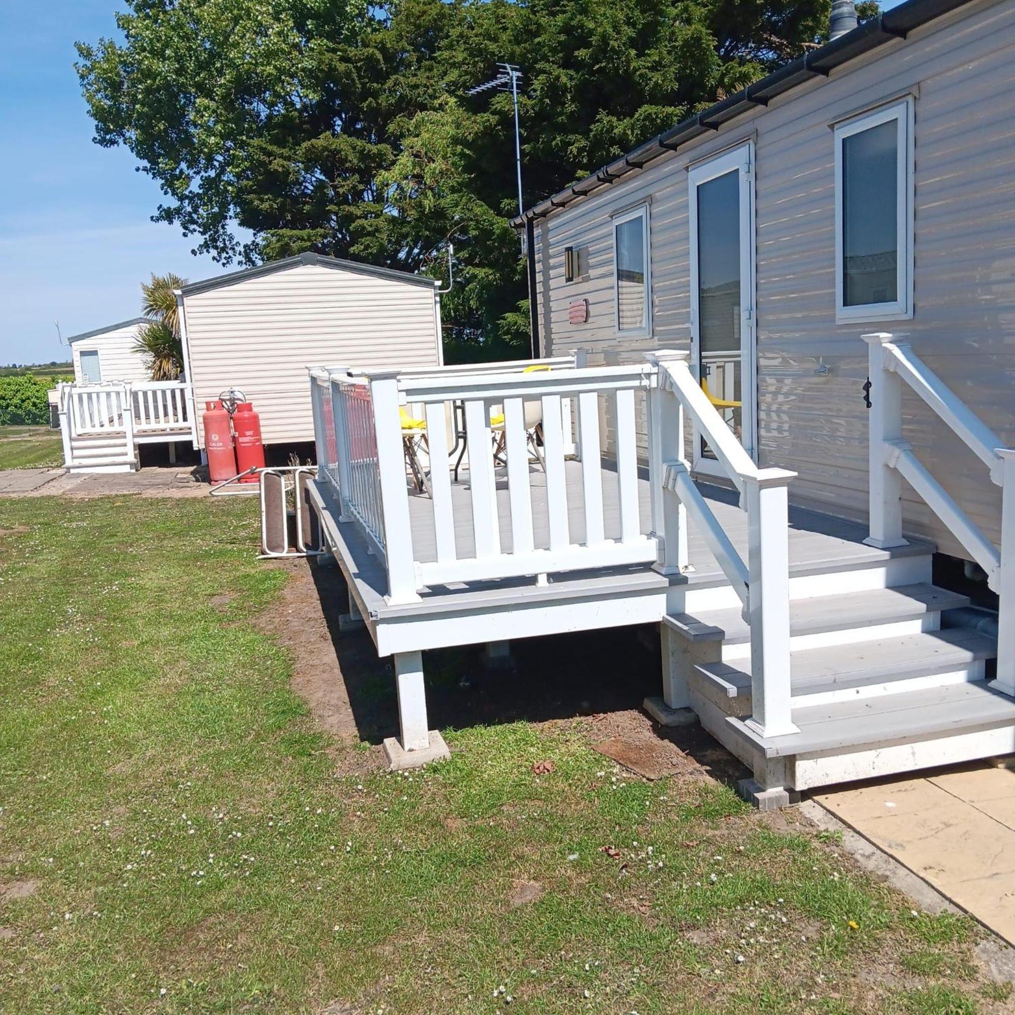 Great 8 Berth Caravan For Hire At Seawick Holiday Park In Essex Ref 27227Sw Клактон-он-Си Экстерьер фото